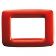 Placca 3P Rosso Geranio Playbus Gewiss GW32343 - Un tocco di colore per il tuo sistema elettrico
